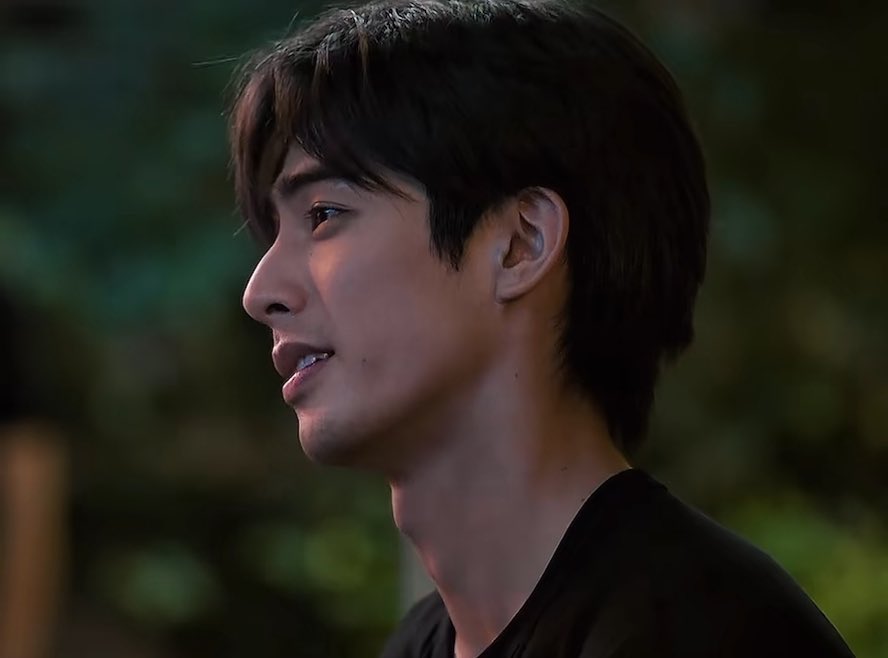 in my dictatorship weilong would film his dramas with little to no makeup