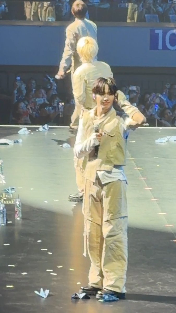 This was the moment JL spotted his family in the crowd while AHOF was singing “Everything Is Love.” 🥹💙 You could see him trying to hold back his emotions after seeing them. It made the moment even more meaningful after his ending ment, where he shared that it was the first time his entire family had come together to support him in person. #THE_FIRST_SPARK #THE_FIRST_SPARK_IN_MANILA #AHOF #아홉