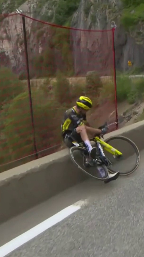 A VERY close call for Sepp Kuss 😱 Richard Carapaz flies past and steals the race lead!