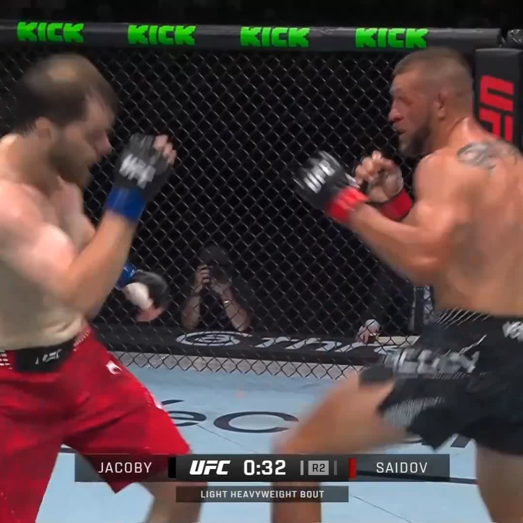 LE HIGH KICK QUI FAIT MAL ๐ฑ Saidov lโemporte par TKO au R2 face ร Dustin Jacoby. #UFCAbuDhabi