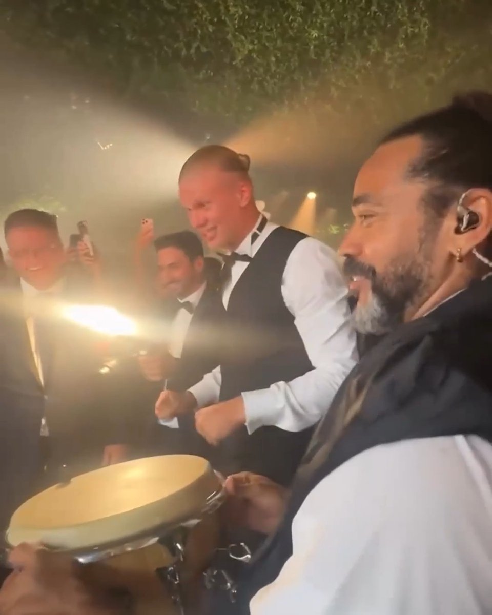 Erling Haaland got Gianluigi Donnarumma's wedding guests doing the Viking Row 🤣 (via dott.ssa_annapaola_manfredonia/IG)