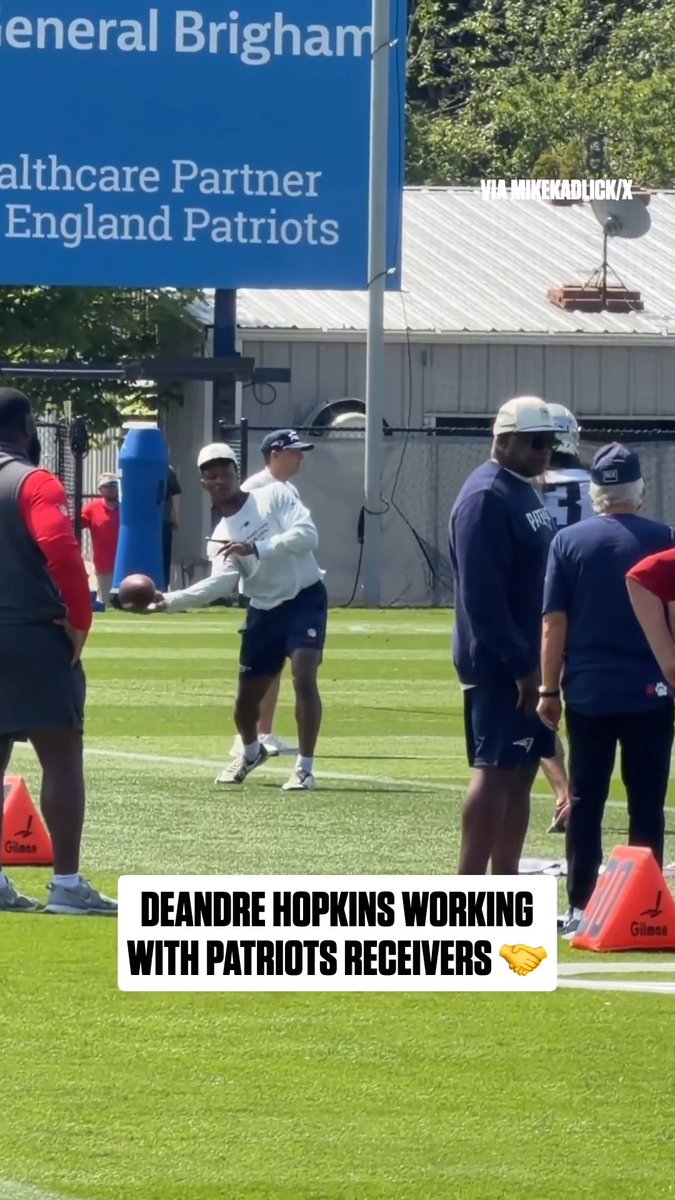 .Deandre Hopkins helping out the New England Patriots receivers 🤝 (via Taylor Kyles, Mike Kadlick)