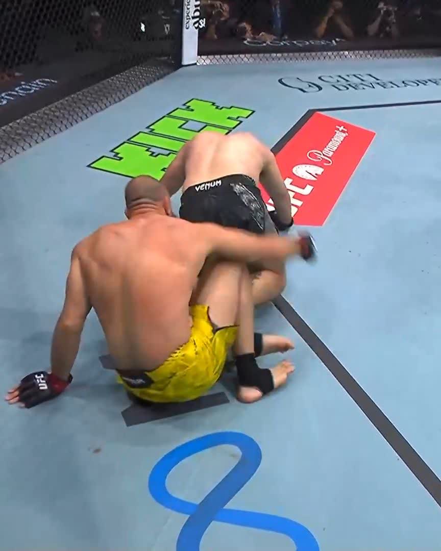 UNBELIEVABLE 😱 @ValterUFC locks in the calf-slicer for the victory at #UFCAbuDhabi! [ LIVE NOW on @ParamountPlus ]