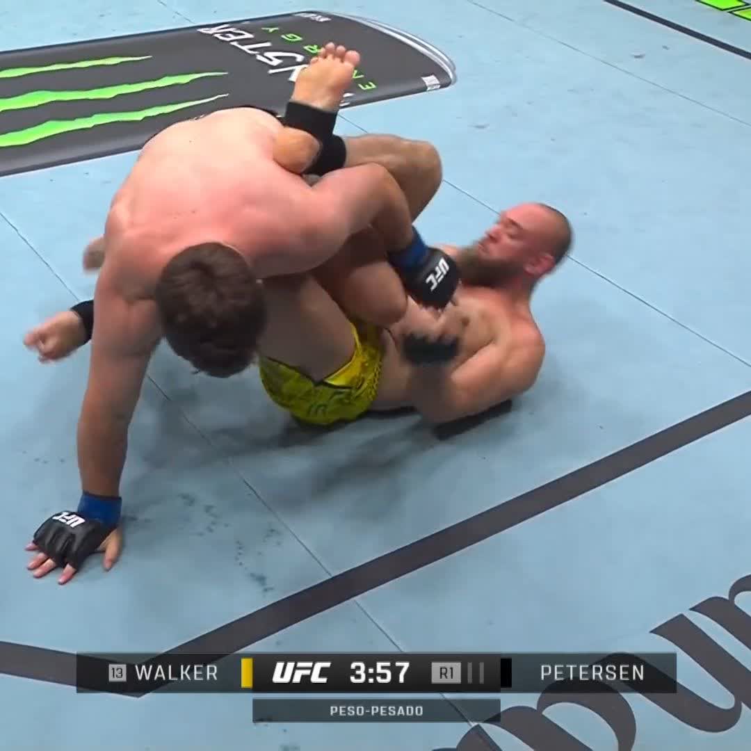 Se não tem pé, vai panturrilha! Veja como foi a vitória de Valter Walker no #UFCAbuDhabi! [ Assista ao vivo no @ParamountPlusBR]