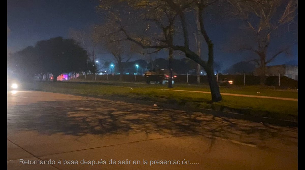 El ÚNICO Blindado Militar Condor que ya está operativo, salió ayer a un operativo terminada la presentación a la prensa… PERO 23:03pm ya estaba ingresando a base de la DiGoe y quedó estacionado a un lado de la entrada, visible para cualquiera desde la calle. (video) ⚠️HUMOOO?