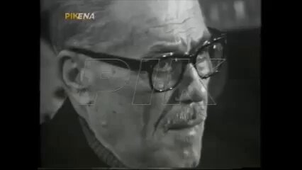 🎧🎶🌃 1935’te Markos Vamvakaris yaklaşık 20 yıl sonra memleketi Syros’a döner. Vamvakaris sahnede çalarken utangaçlığından genelde başını kaldırıp dinleyicilere bakmaz. Bir gece başını kaldırır ve siyah gözlü genç bir kadın görür. Kadınla konuşmaz. O gece onu düşünerek bu şarkıyı yazar. Vamvakaris yıllar sonra, "Adını bile bilmiyorum. O da şarkının kendisi için yazıldığını bilmiyor" der. Birkaç saniyelik bu bakış rebetikonun unutulmaz aşk şarkılarından birine dönüşür. Markos Vamvakaris - Fragosiriani