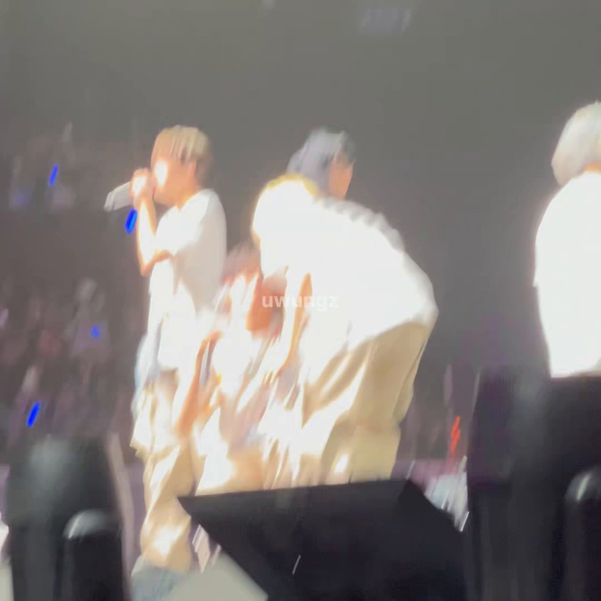 my sweetest Woongki 😭 Woongki went to JL to ask where Gaspar family was sitting and when he found out where, Woongki bowed then went even closer to bow again 😭 JL surely appreciated that and I love his hugs to Woongki 😭😭 #차웅기 #WOONGKI #아홉 #AHOF