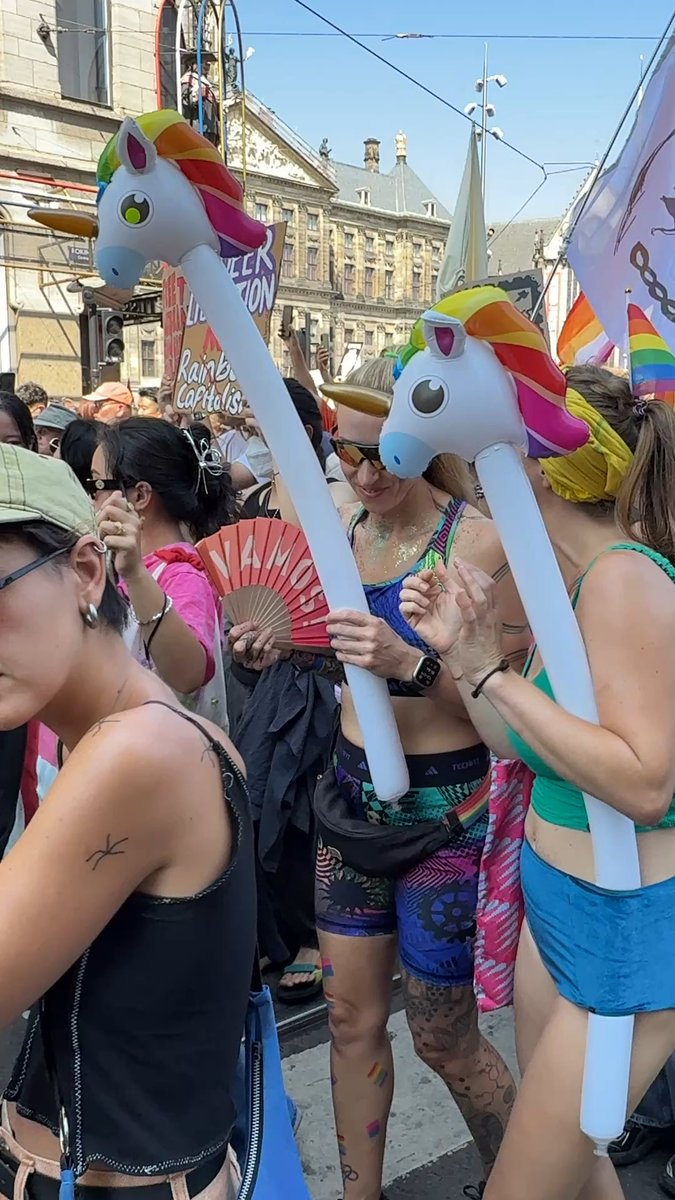 Eerst de leren 'pups', nu opblaasbare eenhoorns... 🦄🐶 De Pride Walk begint zo langzamerhand meer op een kinderboerderij te lijken dan op een emancipatiedemonstratie. Geen wonder dat de Partij voor de Dieren vooraan meeloopt. #PrideWalk #Amsterdam #PvdD