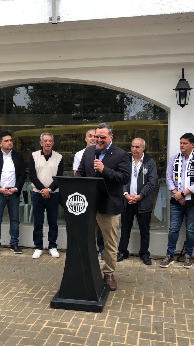 ¿QUÉ HABRÁ QUERIDO DECIR? 👀 La bromita de Rodrigo “Coto” Nogués durante la inauguración del Salón de la Gloria en Para Uno. #Olimpia #ClubOlimpia #FutbolParaguayo