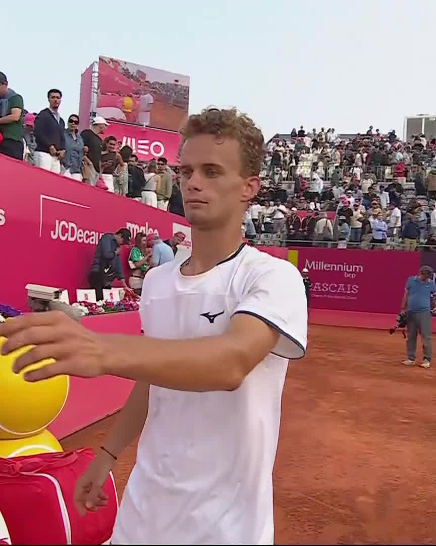 ✍️ "Bravo Quentin ❤️. Allez la France." 👌 Le message sympa de Luca Van Assche sur la caméra après sa qualification en finale du tournoi d'Estoril 🇵🇹, sa première sur le circuit ATP, à 22 ans. Il félicitait Quentin Halys pour son titre à Kitzbühel.