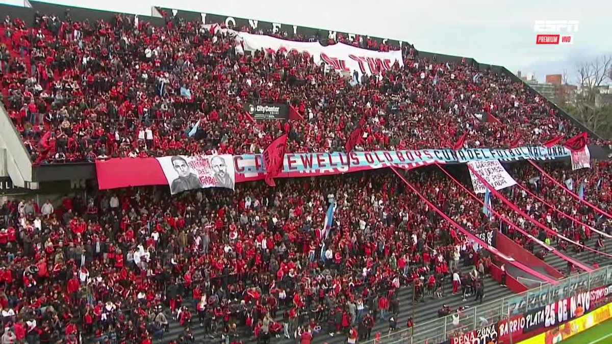 👏🇦🇷 LA BANDERA en cancha de Newell's dedicada a LIONEL SCALONI y WALTER SAMUEL, ambos formados en La Lepra.