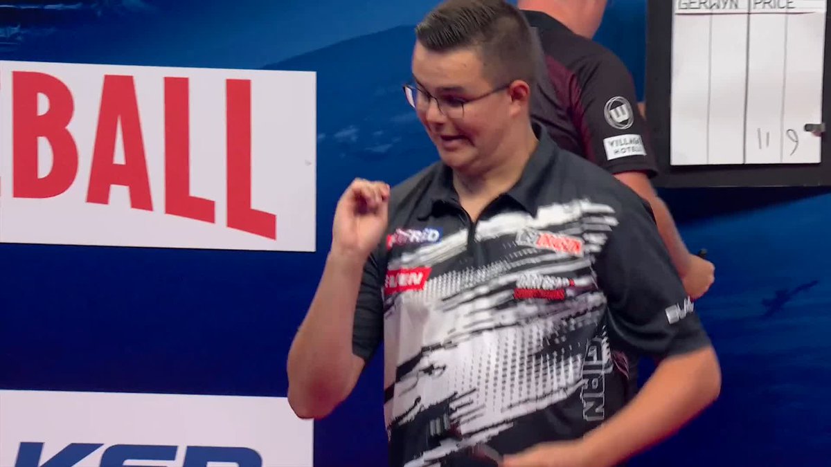VAN VEEN HANGS ON! Gian van Veen is battling away here! The Dutch number one converts another clutch combination to reduce the arrears to 11-9! 📺 #MatchplayDarts