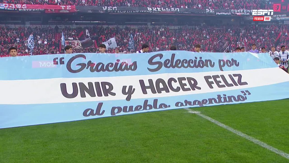 ¡EN LA CASA DEL CAPITÁN Y EL DT! Minuto de homenaje para la Selección Argentina tras la Copa del Mundo en el Coloso Marcelo Bielsa, el club de Messi y Scaloni. 📺 ESPN Premium | Suscribite al Pack Fútbol en