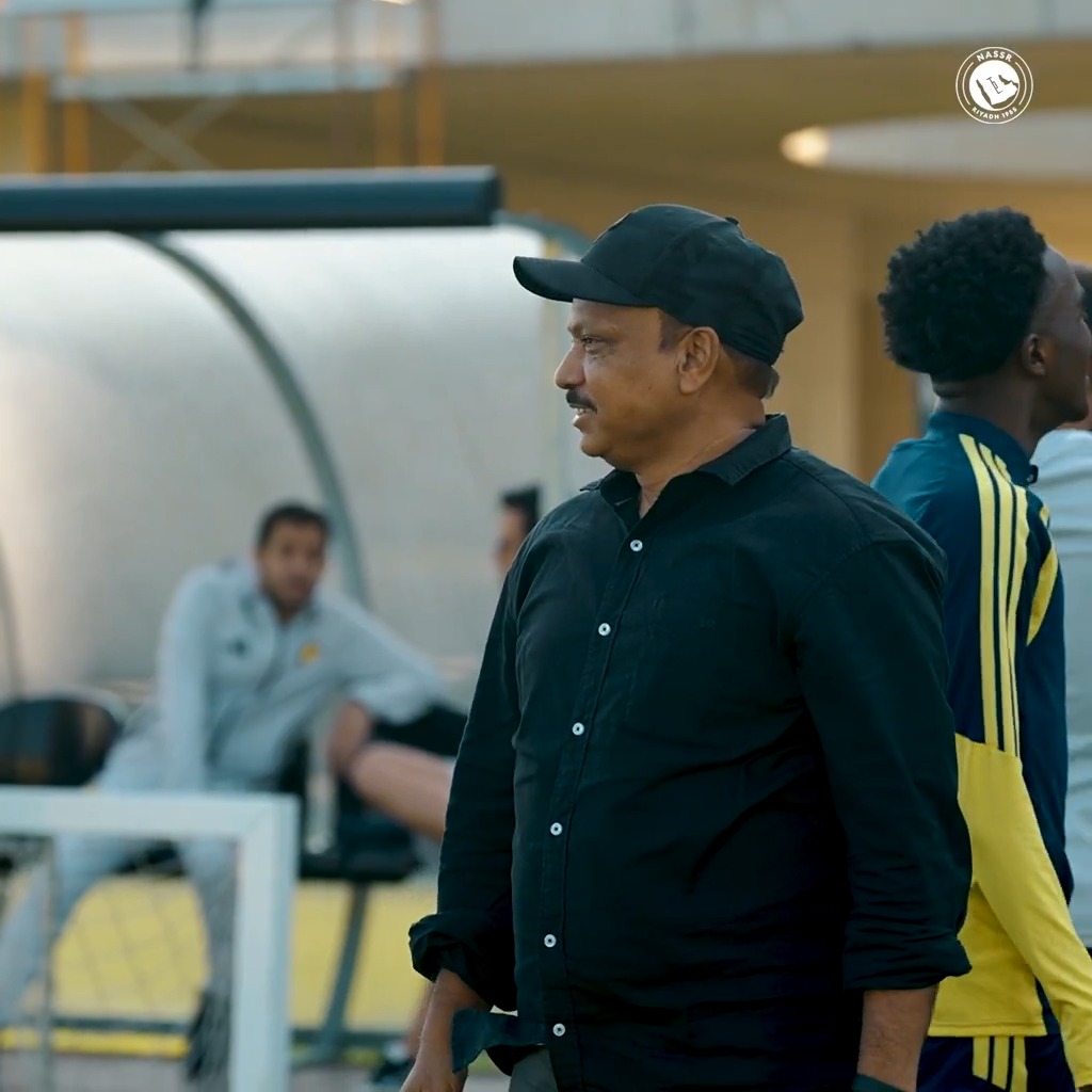 شاهـدوا من وصـل إلى معسكر #النصر 😂💛