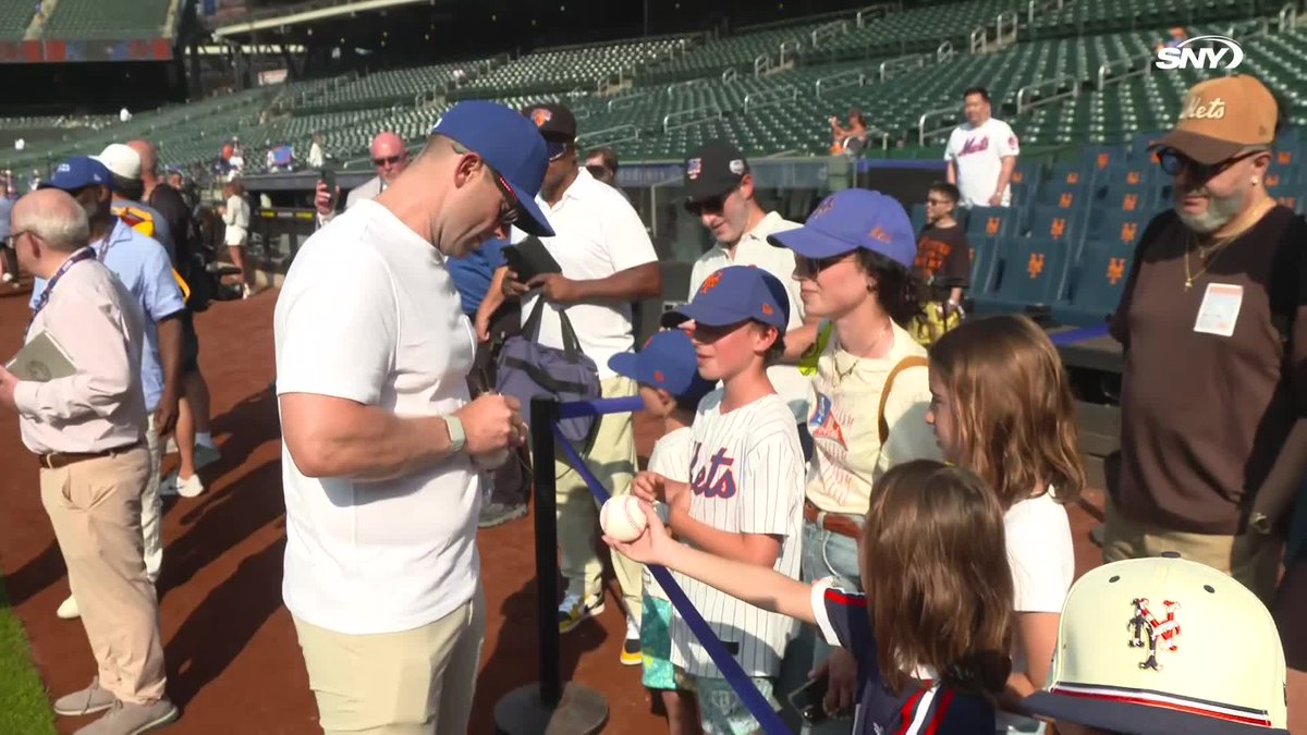 David Wright signs some autographs