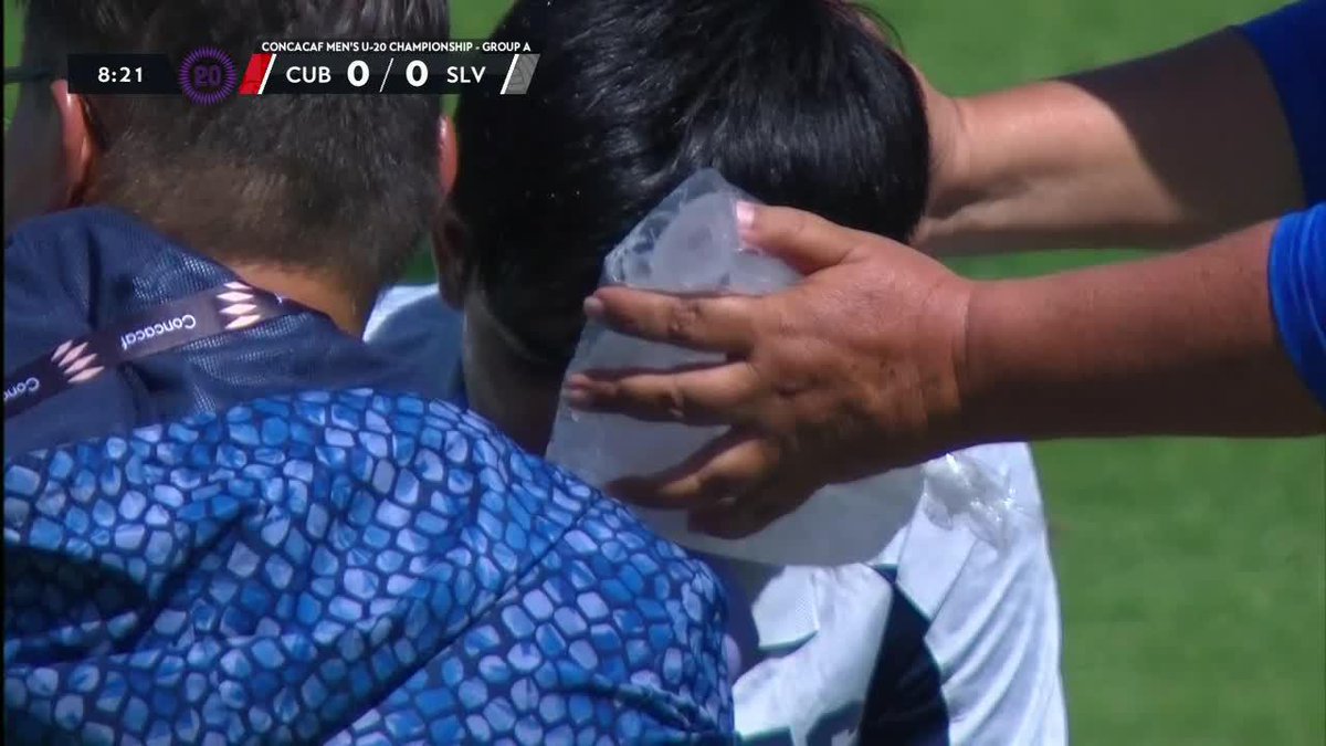 😳🇸🇻NO SE PUEDE CREER Ortiz tenía todo para abrir el marcador a favor de El Salvador, pero Roque, SU PROPIO COMPAÑERO, se cruzó en el camino.😬 ▶️El Clasificatorio sub-20 de la Concacaf en el Plan Premium de #DisneyPlus