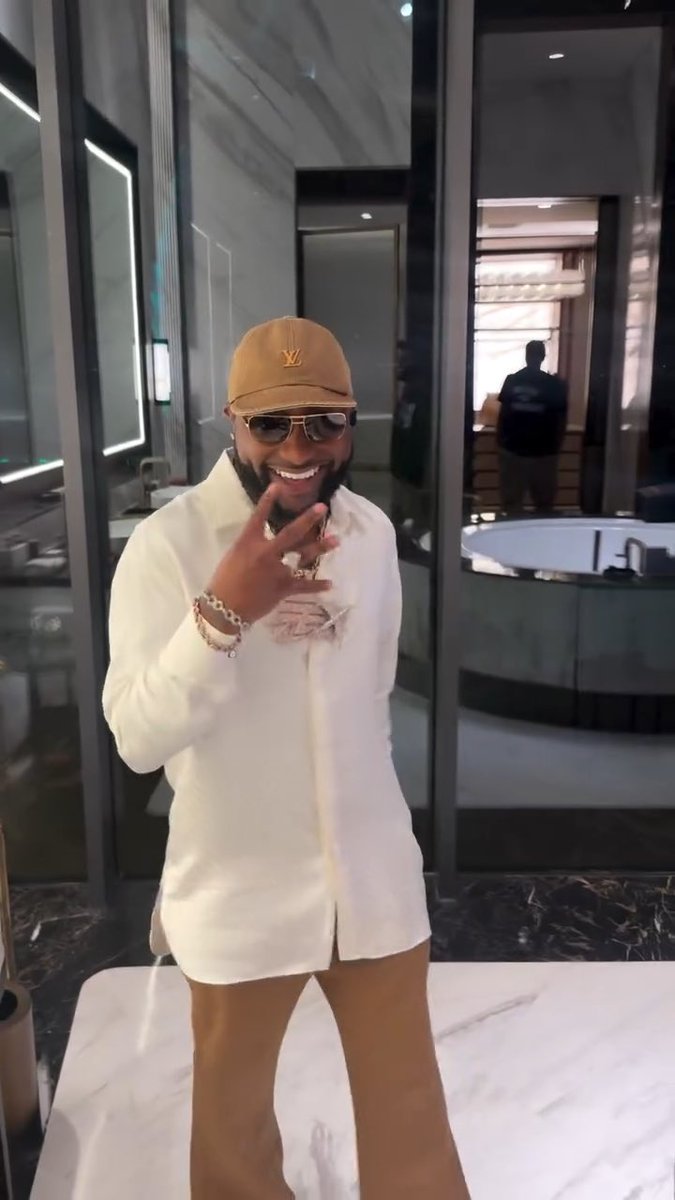 “$50,000 For A Night, You Cant Rush This One.” 💸 🚨Davido doing a fit check from his hotel in Dubai🇦🇪
