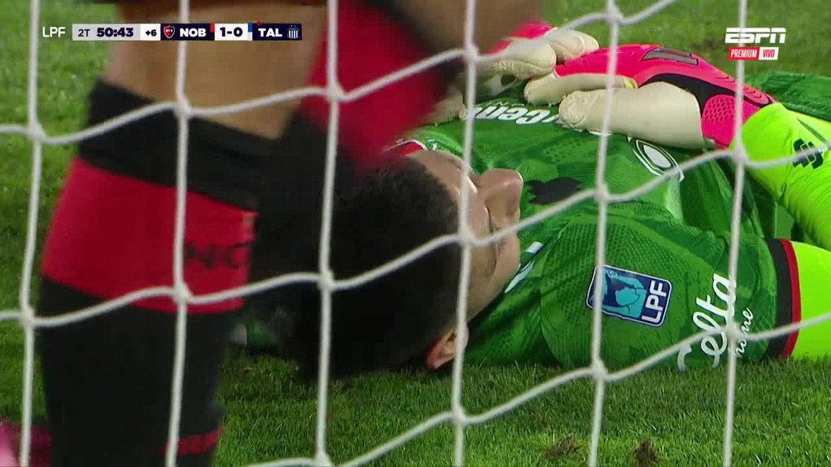 ⚽ ¡QUÉ BOCHA SACÓ REINATTI! El arquero de Newell's se hizo gigante y le tapó el gol a Schott sobre el final ante Talleres. ▶️ ESPN Premium | Suscribite al Pack Fútbol | #TorneoClausura 🇦🇷