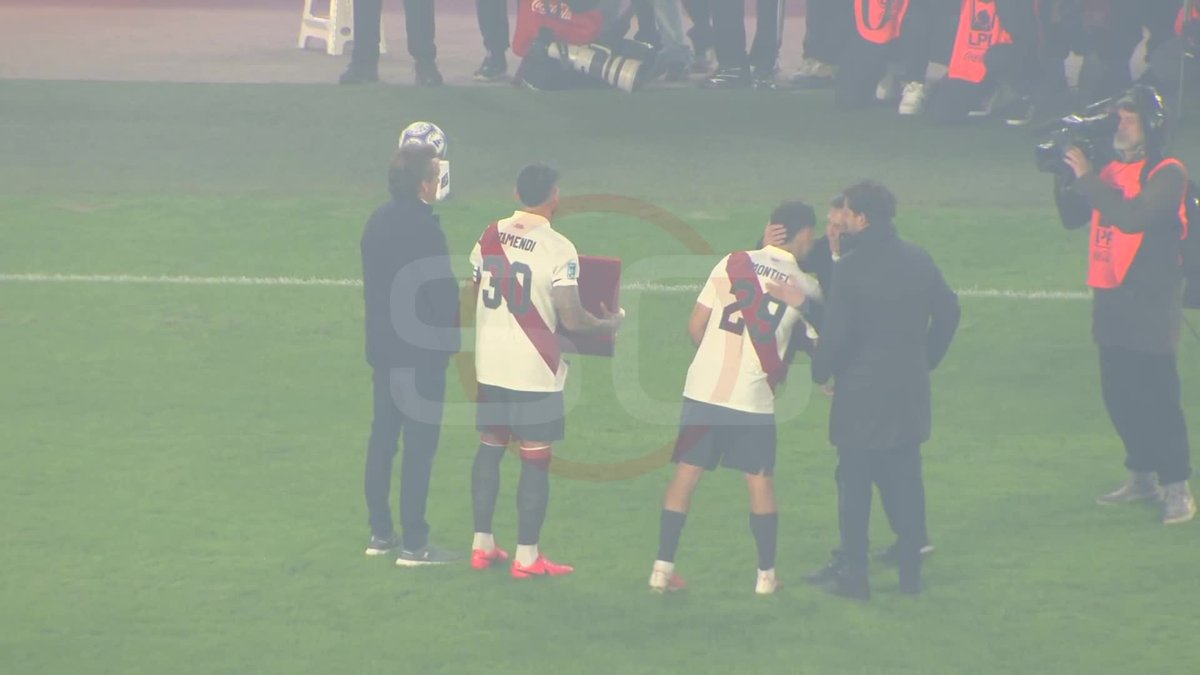 HOMENAJE A LOS REPRESENTANTES MILLONARIOS DE LA SCALONETA: Otamendi y Montiel recibieron plaquetas y ovación en el Más Monumental.