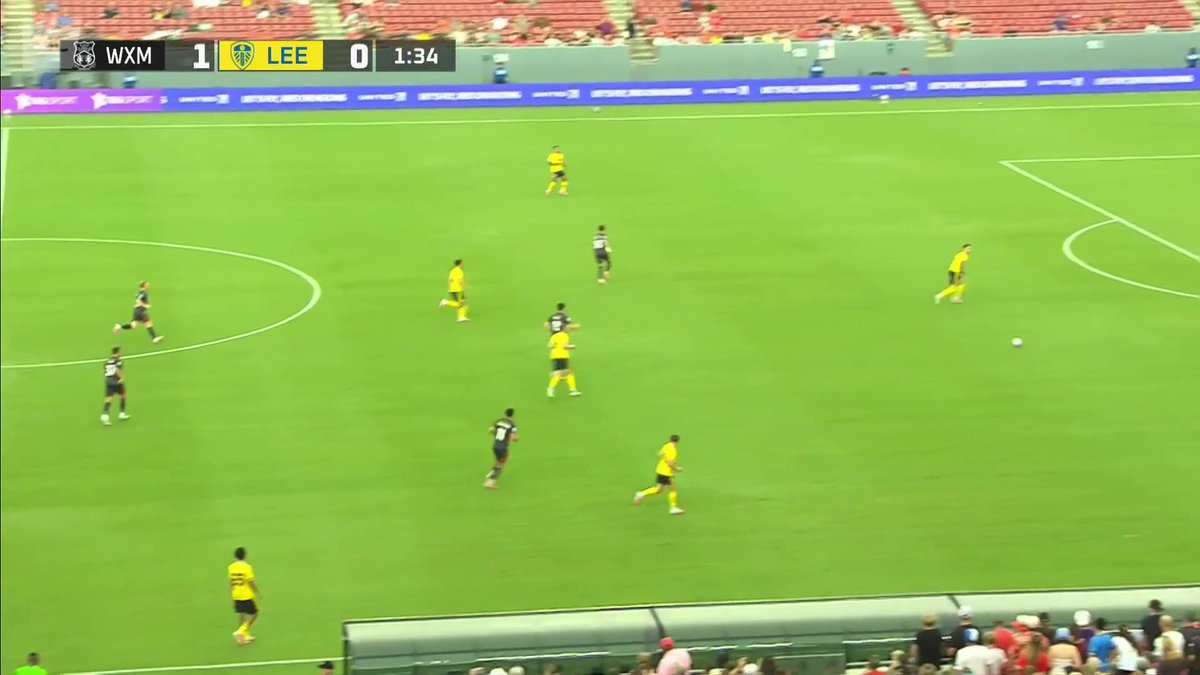 KIEFFER MOORE YN RHOI WRECSAM AR Y BLAEN WEDI DIM OND 30 EILIAD 😱 What a start for Wrexham AFC! Kieffer Moore calmly slots the ball to give the Dragons an early lead 🐉 #WxmInTheUSA | 📺