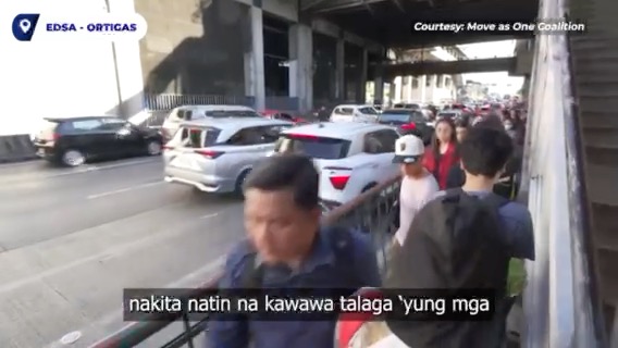 WILL YOU LOOK AT THAT. NO MORE SIDEWAYS-WALKING ON SIDEWALKS Pedestrians and cyclists can now use a wider and safer sidewalk along the southbound stretch of #EDSA in Buendia, Makati as part of the government's ongoing EDSA Rehabilitation Program. | Video courtesy of #DPWH #dailytribune