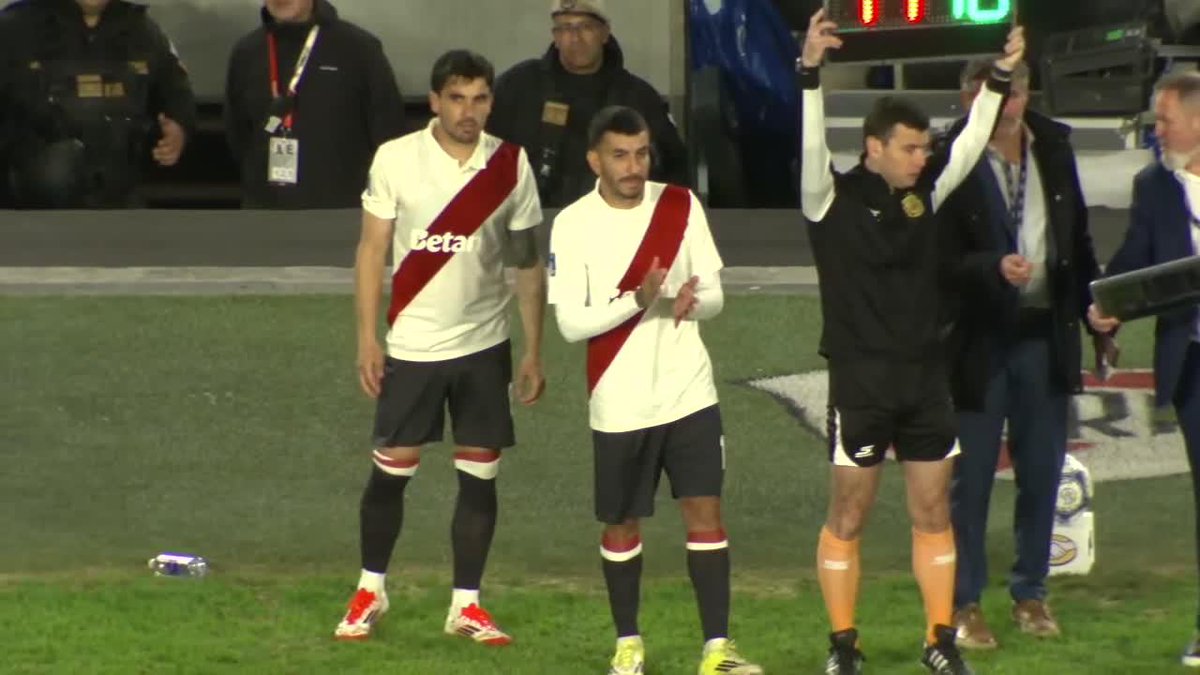 #AHORA - Con River perdiendo 1-0 ante Barracas Central en el Monumental, ANGELITO CORREA ingresó por Facundo Colidio y está debutando oficialmente en River... ¿Podrá dar vuelta el partido?