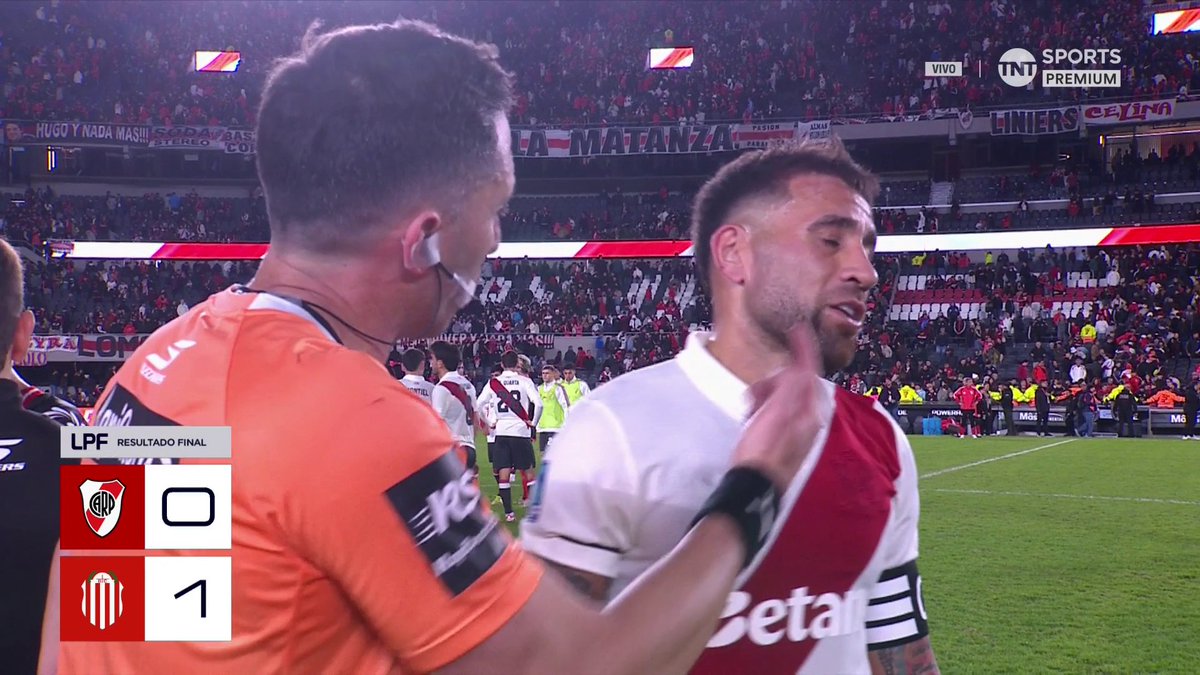 "UNO ME TENDRÍAS QUE HABER COBRADO" 👀 La bronca de Nicolás Otamendi con el árbitro Arasa tras la derrota de River ante Barracas Central. Viví el Torneo Clausura 2026 por TNT Sports Premium y disfrutalo también en HBO Max 👉 #Suscribite #LPFxTNTSports