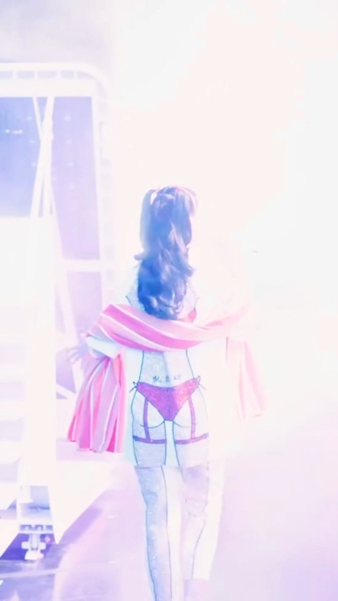 Katy Perry got a sweet backstage send-off from Justin Trudeau in Malta ❤️ Heading onstage for her show-stopping encore, the pop superstar shared a quick kiss with her Canadian beau. A fitting way to launch into “Firework”! 🚀 🎆 📽️: #katyperry #justintrudeau