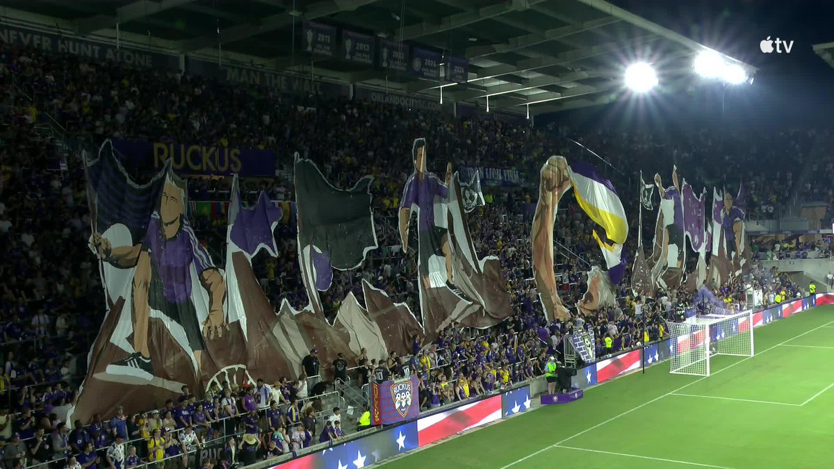 ¡Griezmann está en casa! 🦁🏟️ El tifo de la afición de Orlando City SC para darle la bienvenida a "El Principito" en su primer partido como local. 📺 Disfruta del partido en vivo por Apple TV: