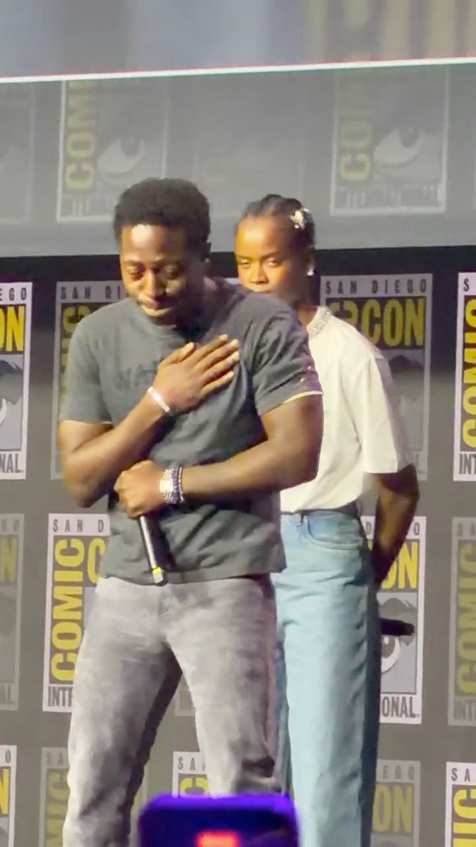 Este abrazo significa mucho. Vamos a ver a Shuri siendo mentora de su sobrino para que sea el digno heredero del trono.