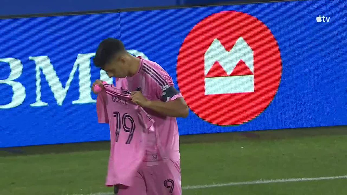 GOLAZO CON DEDICATORIA ESPECIAL: Lucho Suárez picó la pelota en el penal, marcó el 1-0 de Inter Miami a CF Montreal en la #MLS y mostró una camiseta de Berterame, quien salió en ambulancia por un choque con golpe en la cabeza. 📺 Major League Soccer on Apple