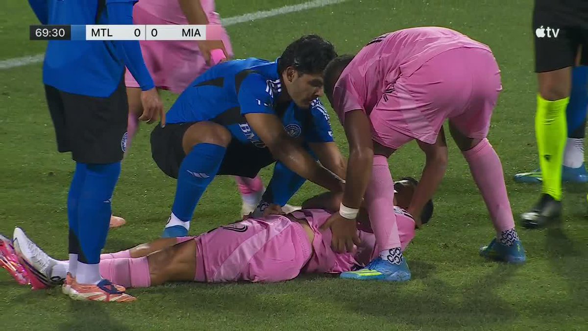 UNA IMAGEN ESCALOFRIANTE: Berterame sufrió un golpe en su cabeza y tuvo que ser retirado en ambulancia del campo de juego durante el triunfo 1-0 de Inter Miami a CF Montreal en la #MLS. 📺 Major League Soccer on Apple
