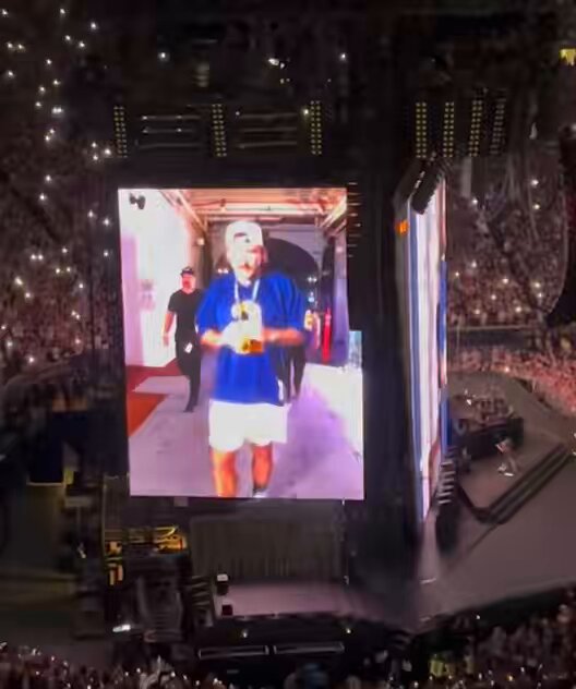 Morgan Wallen brought out Jack &amp; Quinn Hughes for his walkout in Ann Arbor 🔥