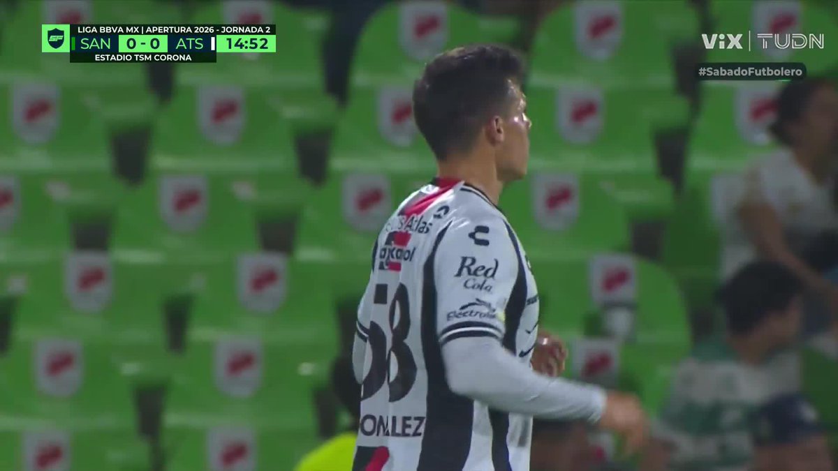 ¡Apareció el guardián lagunero! 🧤⚽ Carlos Acevedo se lució con una espectacular atajada tras un remate de cabeza y mantuvo con vida a Santos en un momento clave del partido ante Atlas. #SabadoFutbolero