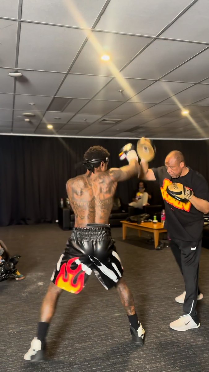 Backstage work from The Big Fish 💥🥊 Errol Spence Jr. locking in on the pads ahead of tonight's showdown in Sydney! 🥊 Order #SpenceTszyu now: 🔗
