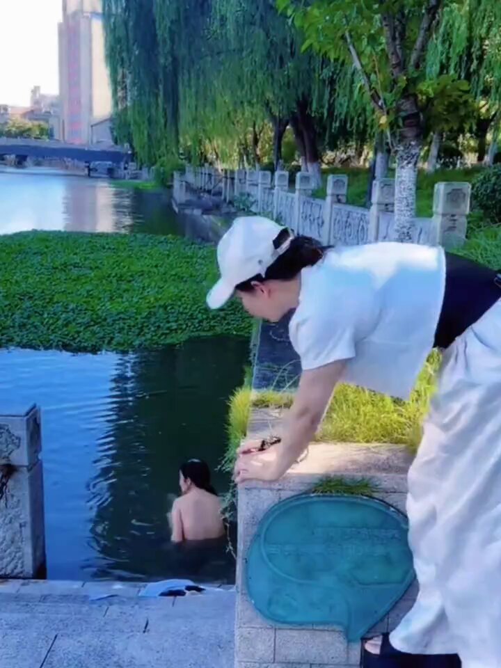 这天气热的只能下河乘凉了。