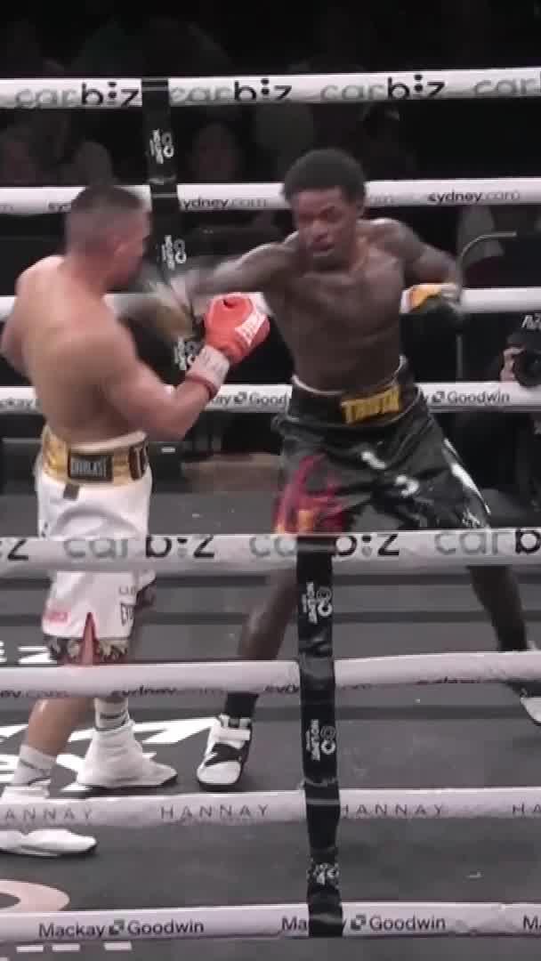 .Errol Spence finds his distance and lands the left. #SpenceTszyu