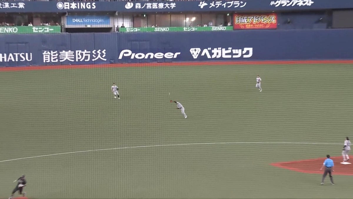 超ファインプレー👏 千葉ロッテ 山﨑剛 選手が背走して好捕し、ダブルプレー✨ 👇スマホ・テレビで試合観戦!