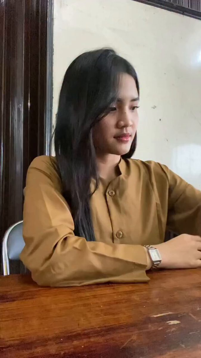Dulu guru² kami ngajar di usia rata² 40-50an sekarang pada muda² banget jadi pengen sekolah lagi 🤭