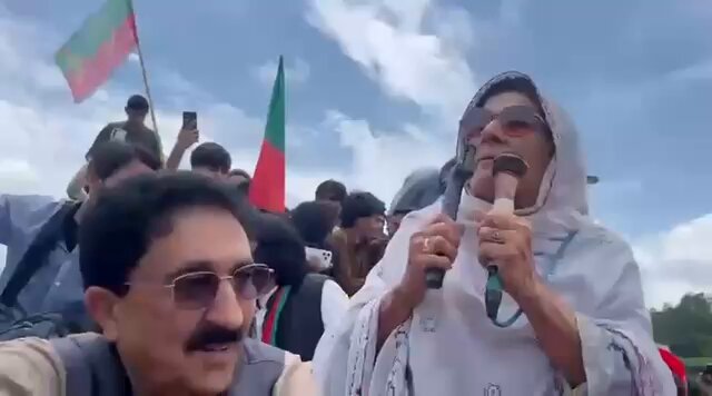 "عمران خان کو قید رکھنے کے لیے انہوں نے ایک خاص عدالت بٹھائی ہے جب عمران خان کا کیس اس عدالت میں جائے گا تو وہ کہیں گے بیس سال عمران خان کو جیل میں رکھیں۔ یہ ظالم جج ہیں اس وقت پاکستان ایک دستور ہے اور وہ ظالم کا دستور ہے جس کی چپ کر کے لوگ غلامی کررہے ہیں۔ عمران خان نے کہا تھا میری زندگی ان ظالمو کے ہاتھ نہیں اللہ کے ہاتھ میں ہے، آپ نے آئین و قانون، انصاف، اپنے حقوق اور حقیقی آزادی کے لیے کھڑا ہونا ہے"۔علیمہ خان