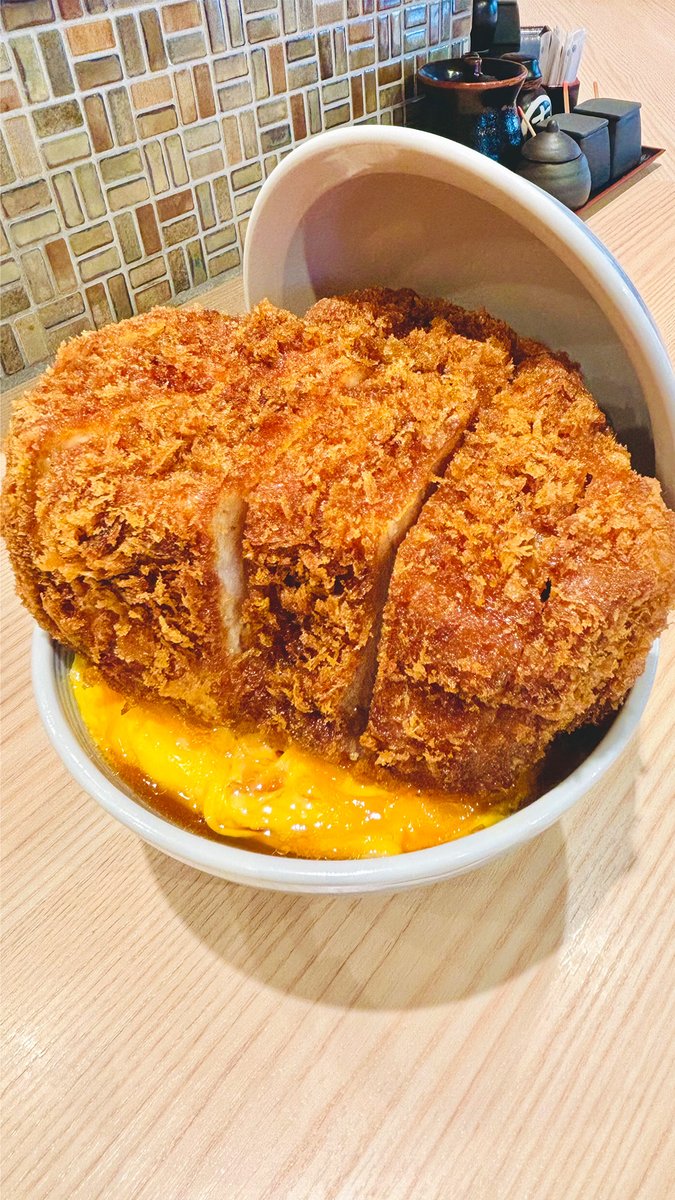 【極厚なのにホロッホロ!!】宇宙一の巨大とんかつが旨すぎた!! / Thick Tonkatsu😳👍