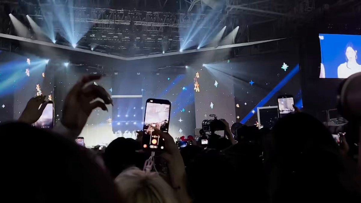 Gokil sih lihat antusias penonton pas nunggu H2H tampil🤩🔥 Ngelihat banyaknya yang ngerekam dan sorakan penonton di venue bikin merinding😩 Hearts2Hearts is truly a future big group in the making! ✨🩵 #Hearts2Hearts #하츠투하츠