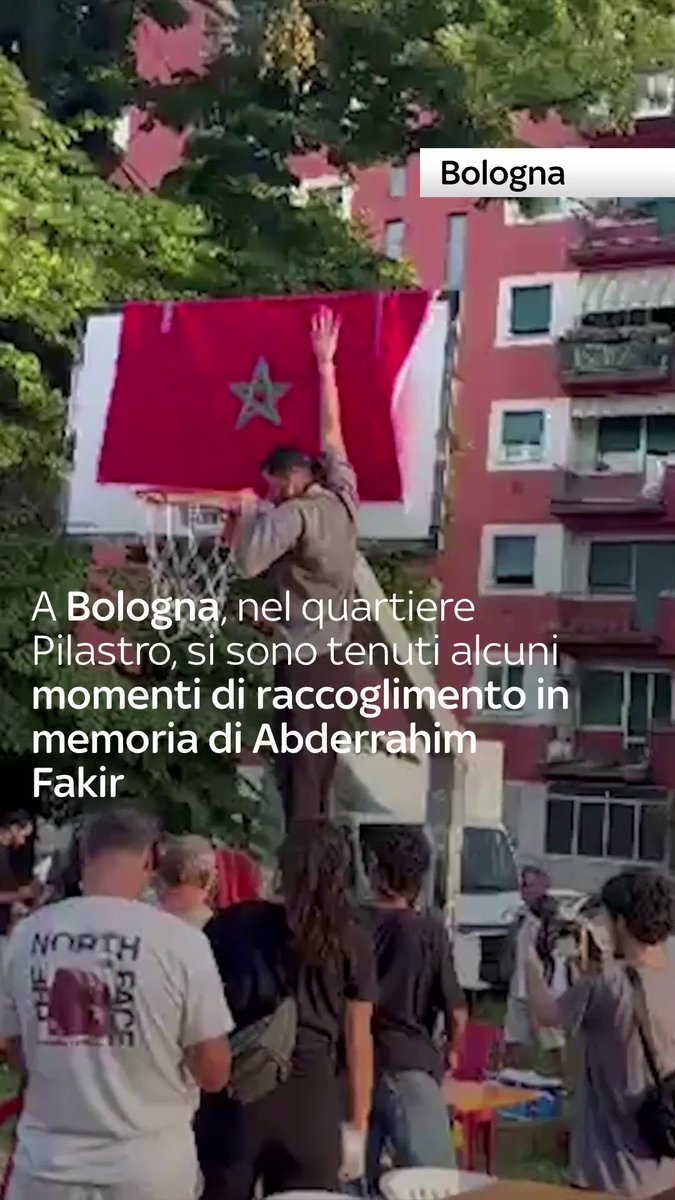 Una veglia e, al termine, una cena comune per ricordare Abderrahim Fakir, il 42enne morto una settimana fa durante un intervento di polizia al Pilastro. A organizzare il momento di raccoglimento, questa sera al parco Mitilini, Moneta e Stefanini, sono stati i familiari dell'uomo, in particolare la famiglia di un cugino residente in via Italo Svevo, insieme agli amici e agli abitanti del quartiere. Per la cena ciascuna famiglia preparerà pietanze da condividere: "Nella nostra religione ci aiutiamo. La famiglia è parte di noi e ogni piatto viene preparato per tante persone". Anche i ragazzi del quartiere, amici della famiglia Fakir, vogliono ricordare il 42enne.