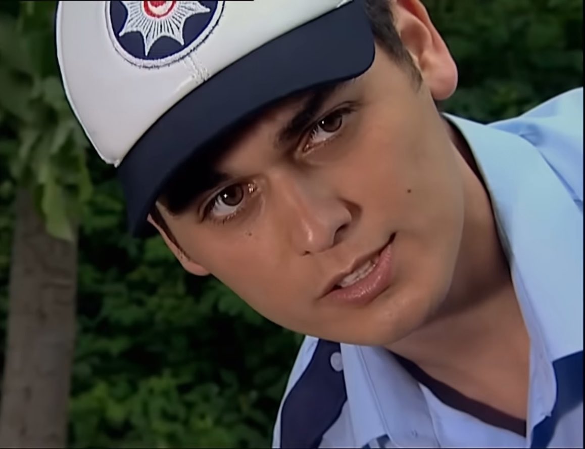 Arka Sokaklar artık ekranlara veda etmiş olsa da, benim için bıraktığı anılar hâlâ capcanlı… 2009 yılında, 121. bölümde yer aldığım; repliğiyle, koşturmacasıyla ilk oyunculuk deneyimimle ben de bu uzun hikâyenin küçücük bir parçası olmuştum. O dönem Şevket Çoruh abimin beni sürpriz bir şekilde arayıp “Gel” demesiyle başlayan o güzel anılar, aradan geçen yıllara rağmen bugün bile dönüp baktığımda yüzümde bir tebessüm bırakıyor ve içten içe “Ne günlerdi…” dedirtiyor. Setin heyecanı, yaşanan güzel anlar, yıllar geçtikçe daha da kıymetlenen hatıralar… Şimdilik, bende yeri hep ayrı kalacak bu küçük hikâyemi ve güzel hatırasını sizlere bırakıyorum… ❤️