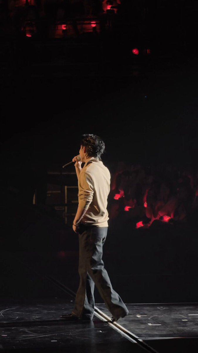 ม้าคบอกว่าวันนี้วันสุดท้ายแล้วเลยอยากลงมาร้องเพลง wish you the best กับแฟนคลับทุกคน อบอุ่นที่สุดเลย ㅠㅠㅠㅠ #MARCKRIS #BUS_LIGHTASONE_D3