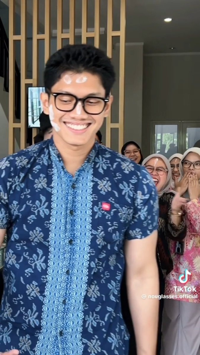 Duh ini lagi… Kalo udah pake kacamata emang best sih akmal 😮‍💨