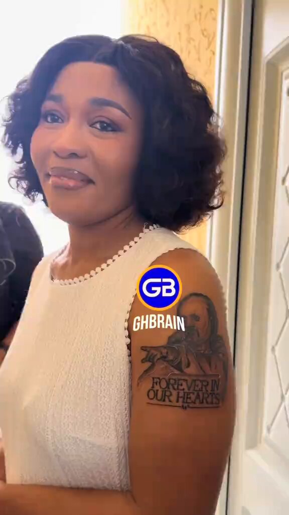 Daddy Lumba’s widow, Odo Broni, has unveiled a new tattoo in honour of the Ghanaian highlife legend to mark the first anniversary of his passing. [🎥: GhBrain]