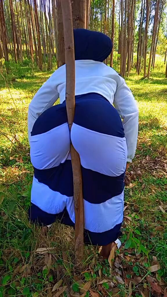 Hii mti imeguza matako kubwa mbele yako