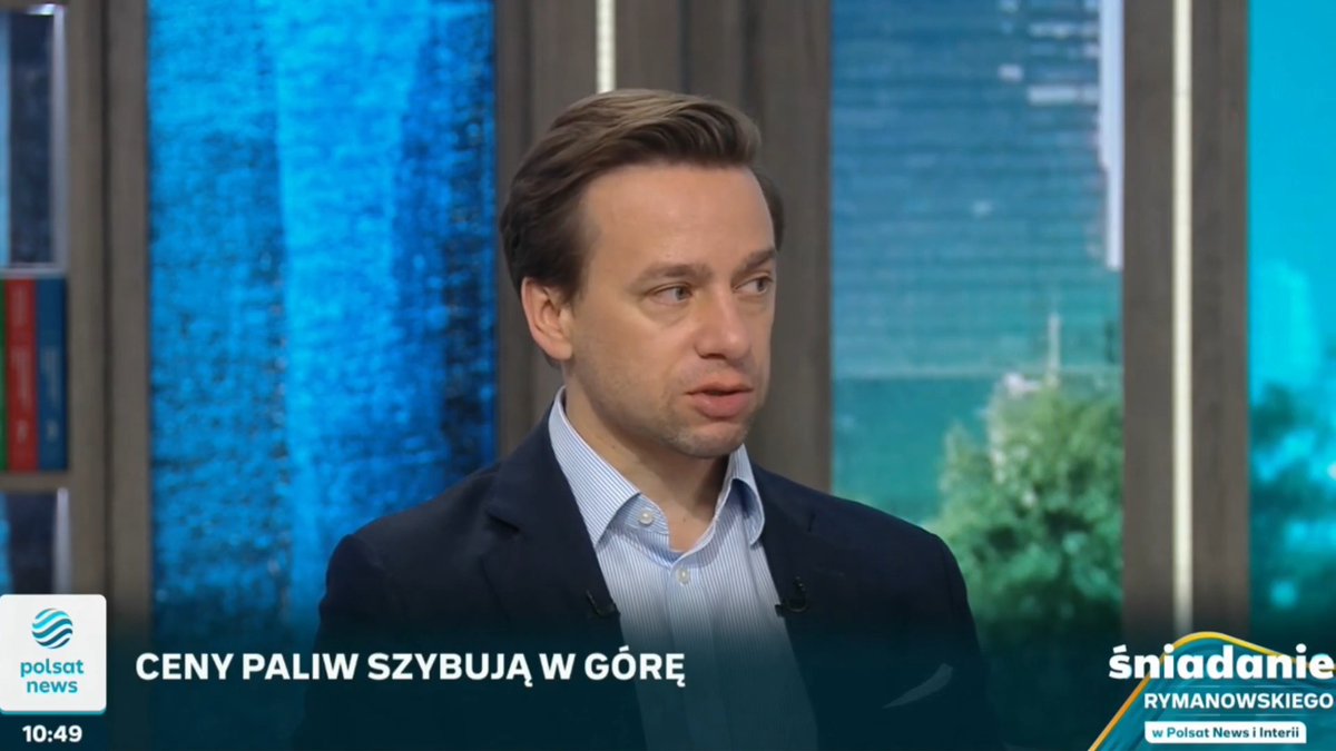 🔴 Krzysztof Bosak: "Najprostszym sposobem obniżenia cen paliw byłoby obniżenie danin nakładanych na paliwo. Dlaczego Orlen sprzedawał po 2,90 zł paliwo na Ukrainę? Bo to jest bez wszystkich danin. Tylko jak budżet utrzymuje się znacząco z danin nałożonych na paliwo, to musielibyśmy ciąć któreś wydatki. Miara dopodatkowania sprzedaży paliw w Polsce została wiele lat temu przekroczona. W tej chwili chyba ponad połowa ceny paliwa to są podatki. To nie jest paliwo." Krzysztof Bosak 🇵🇱 Konfederacja