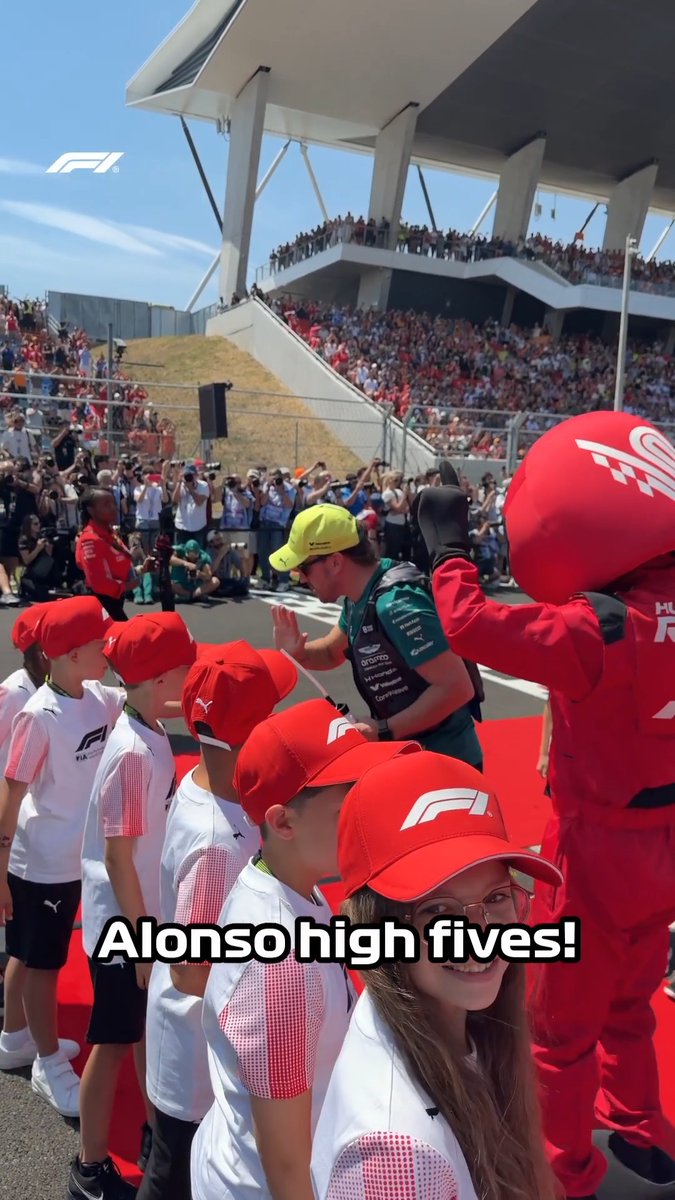 High fives all-round from El Padre 🥰 #F1 #HungarianGP